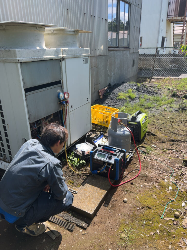 茨城県龍ヶ崎市で業務用壁掛エアコンの取付けをさせて頂きました。