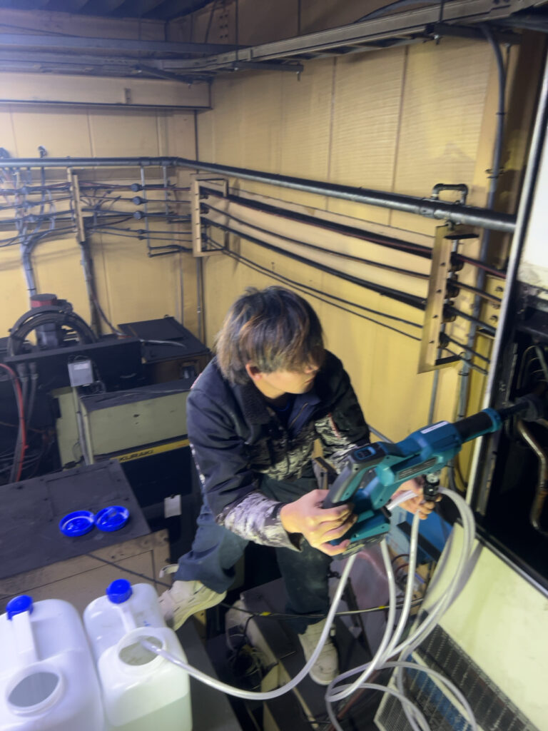 茨城県牛久市で業務用エアコンの洗浄をしました。