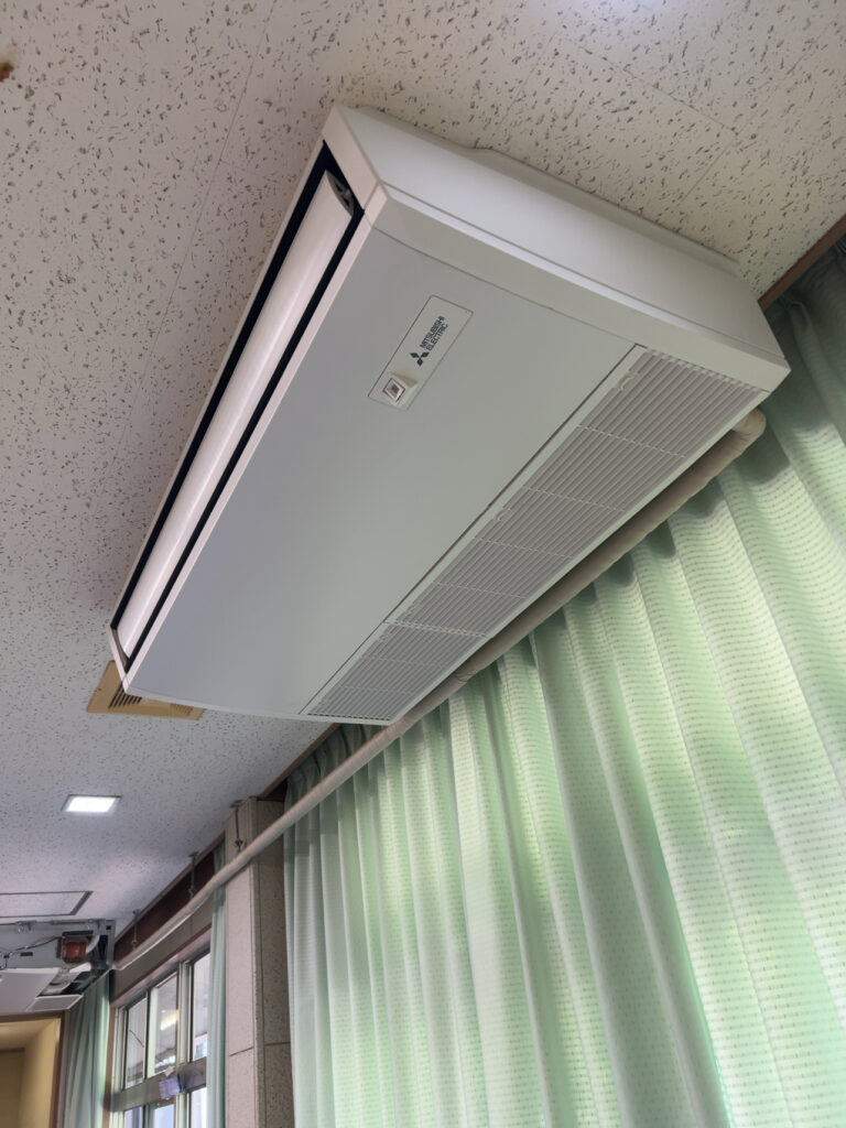 茨城県　つくば市で業務用天吊エアコンの取付けをさせて頂きました。