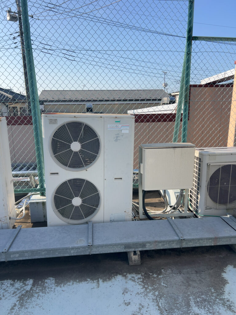 茨城県で業務用天吊エアコンの取付けをさせて頂きました。