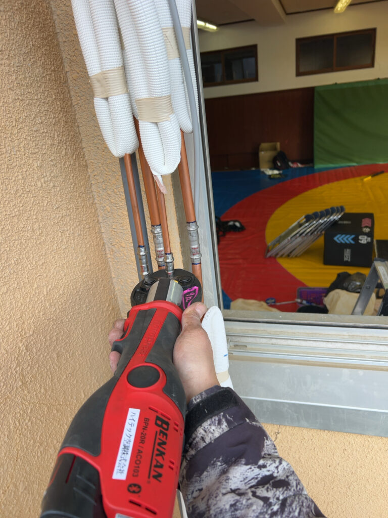 茨城県で業務用天吊エアコンの新設工事をさせて頂きました。