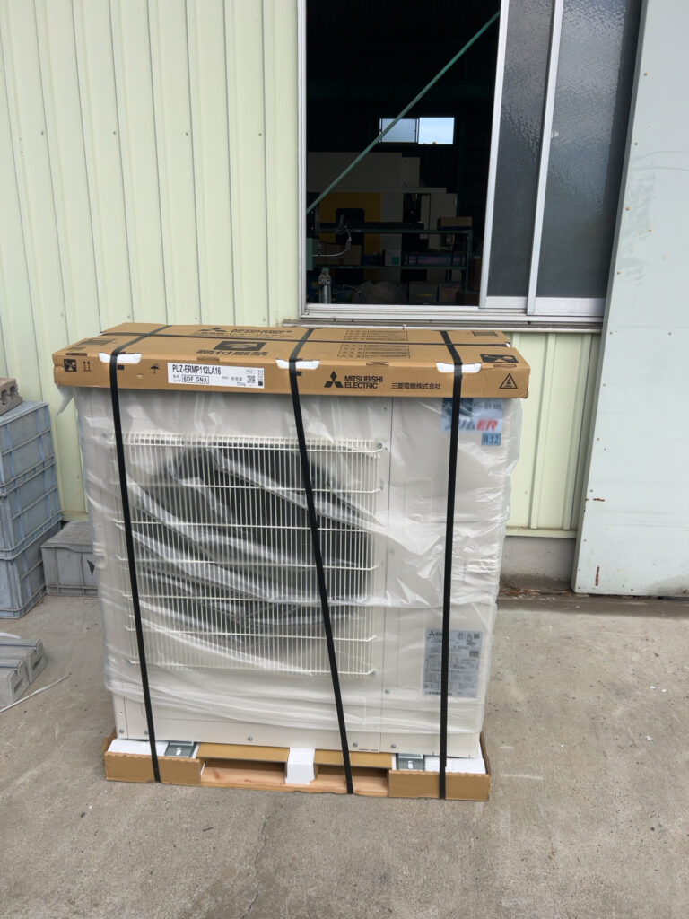 茨城県土浦市で業務用壁掛けエアコンの取付けをさせて頂きました。